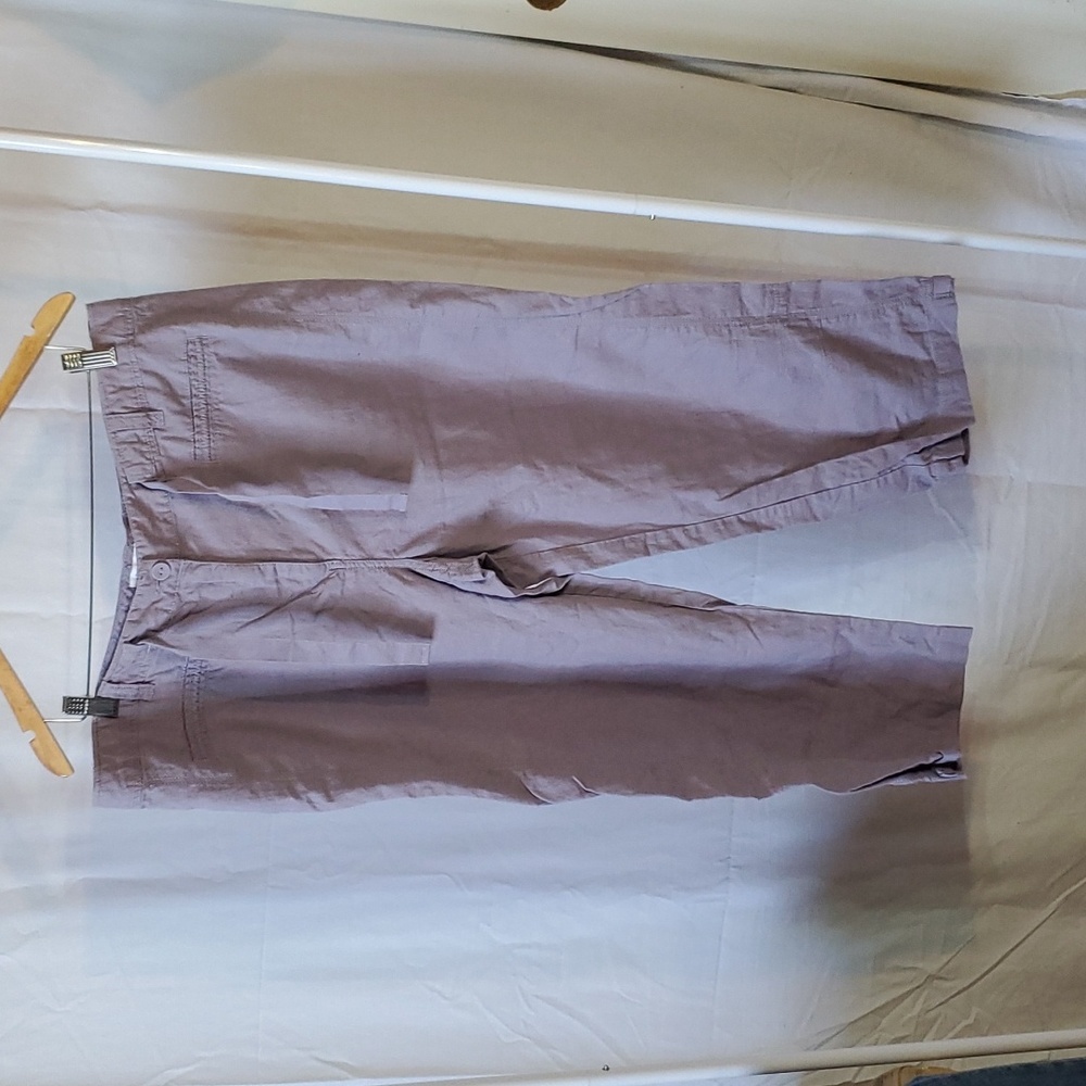 Denver Hayes Linen blend capris.